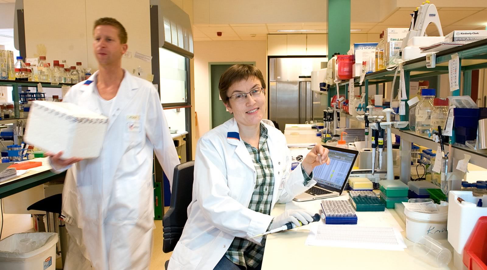Sacha Zhernakova met collega in het lab