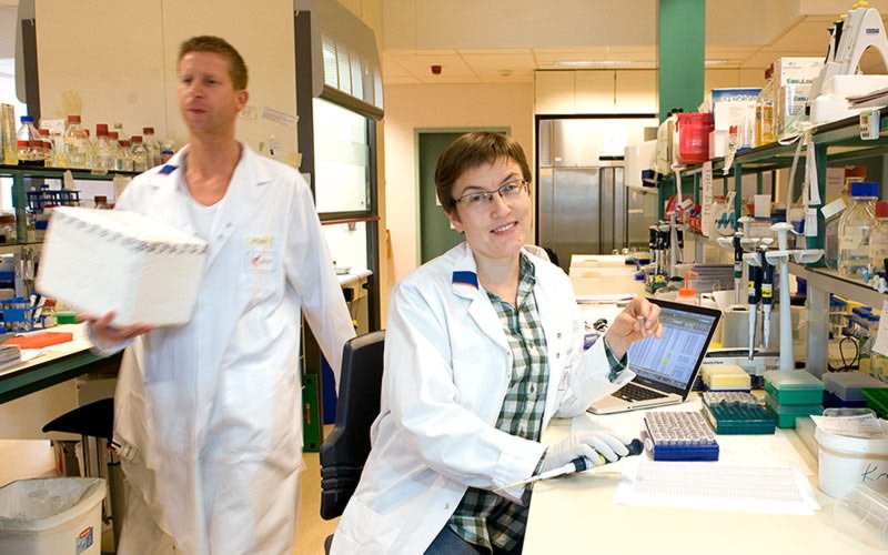 Sacha Zhernakova met collega in het lab