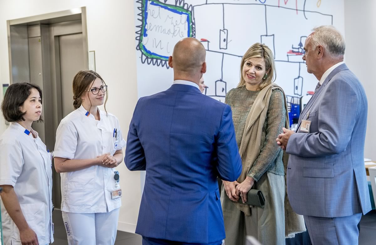 Maxima praat met behandelaars