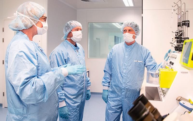 artsen in OK-kleding in gesprek