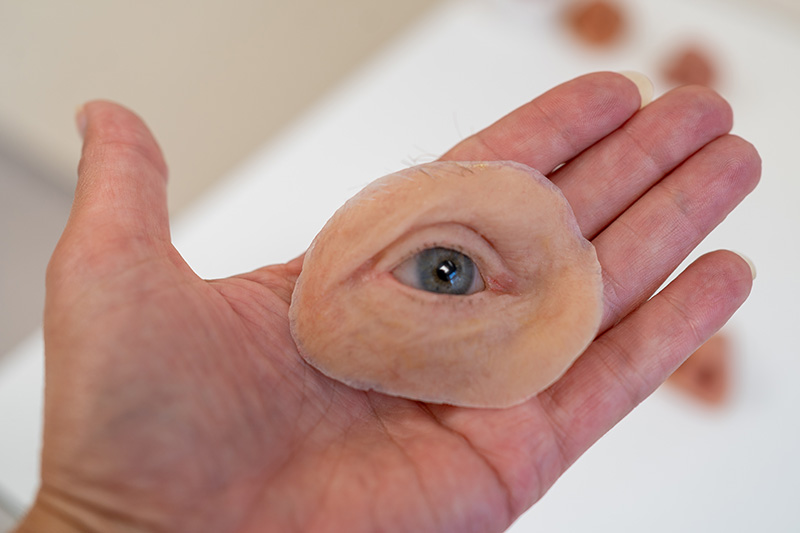 Oogprothese op hand
