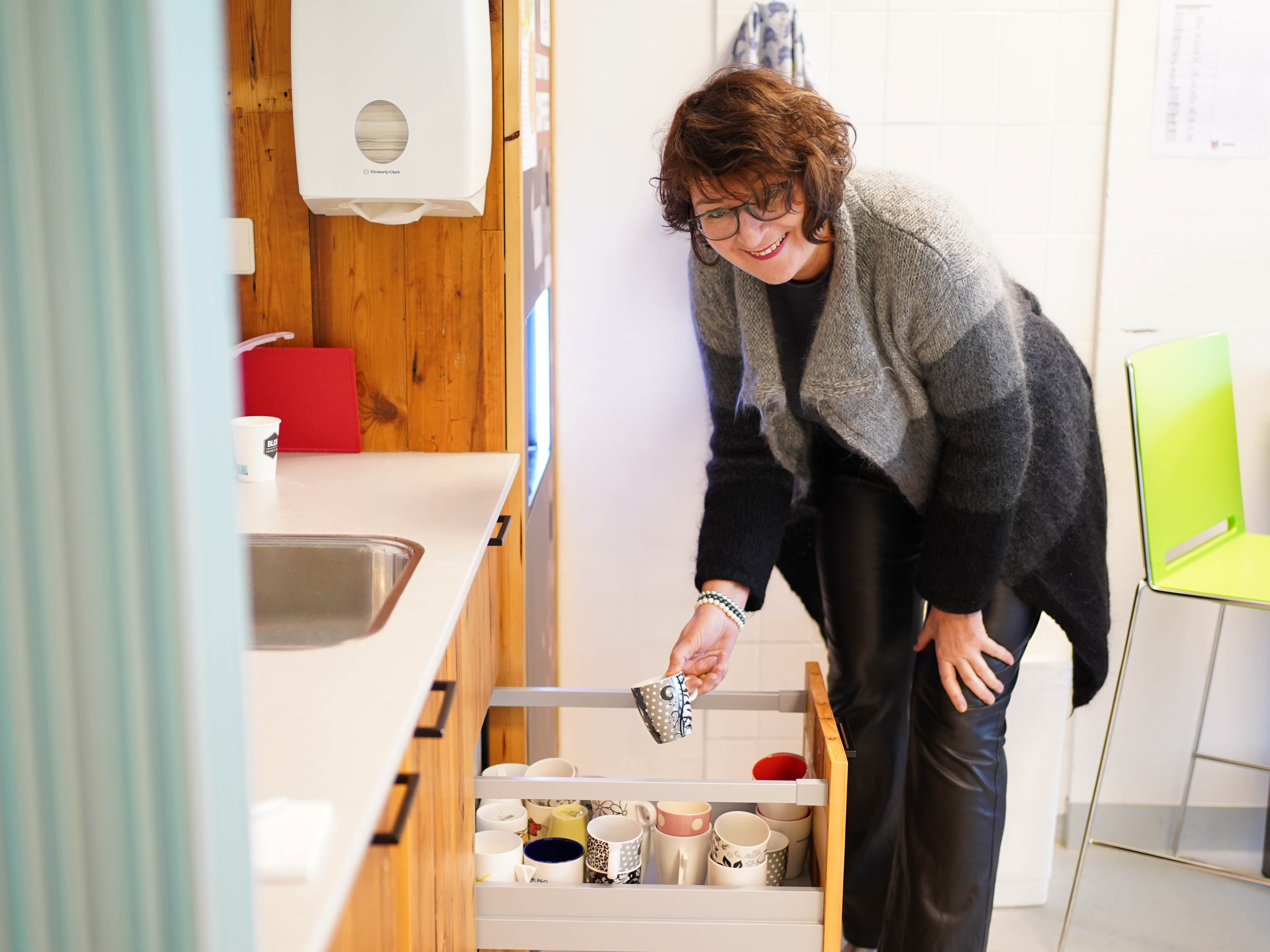Diana Scheper laat mokkenlade zien die in een keukenblokje zit.