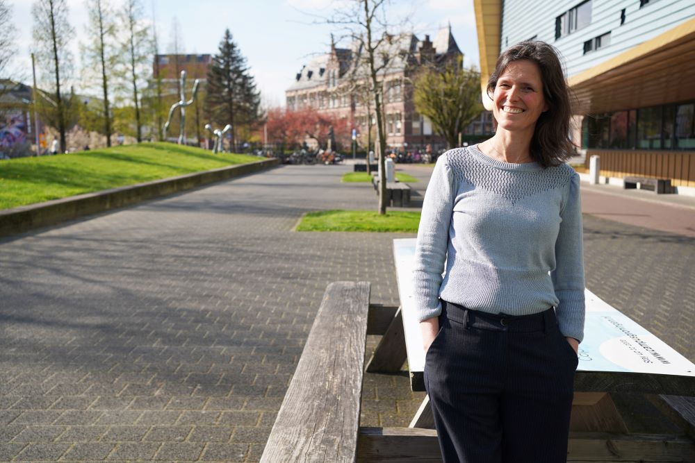 Joke Fleer staat buiten tegen een bankje naast de faculteit Gezondheidswetenschappen.
