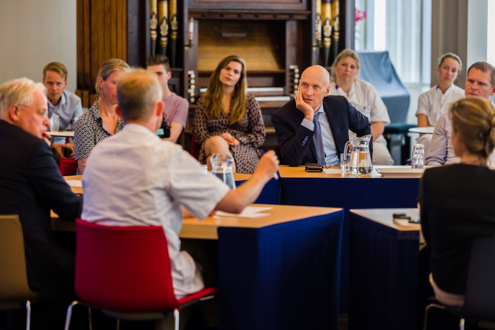 Minister Ernst Kuipers praat met medewerkers van het UMCG