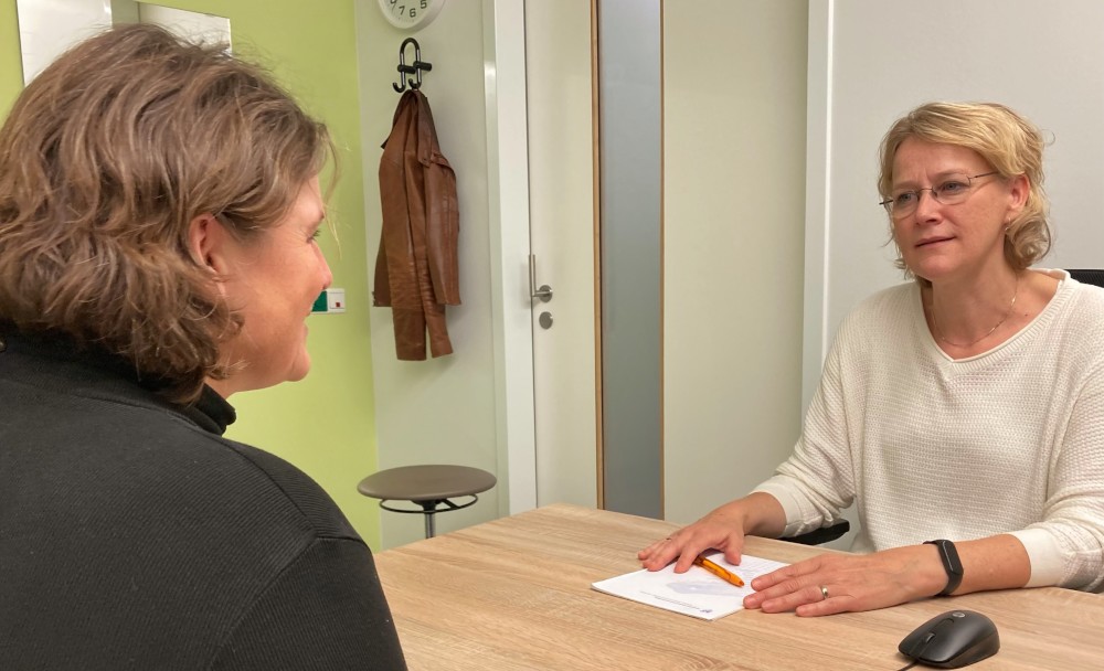 Borstkankerpatiënt Elisabeth in gesprek met leefstijlcoach Petra Links