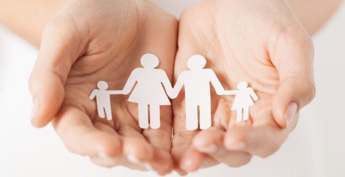 Foto hand met uitgeknipte familie van papier