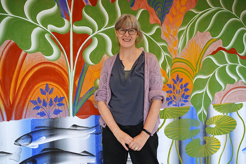 Marika Derickx voor een deel van het kunstwerk 'De Tuin van de Kunstenaar'