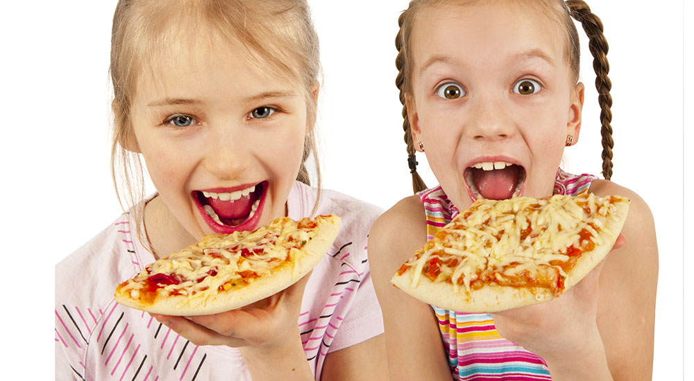 Twee olijke meisjes met pizzaslice