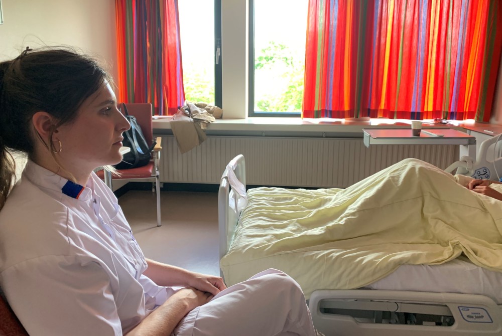 Waakstudent Anne waakt over verwarde patiënt