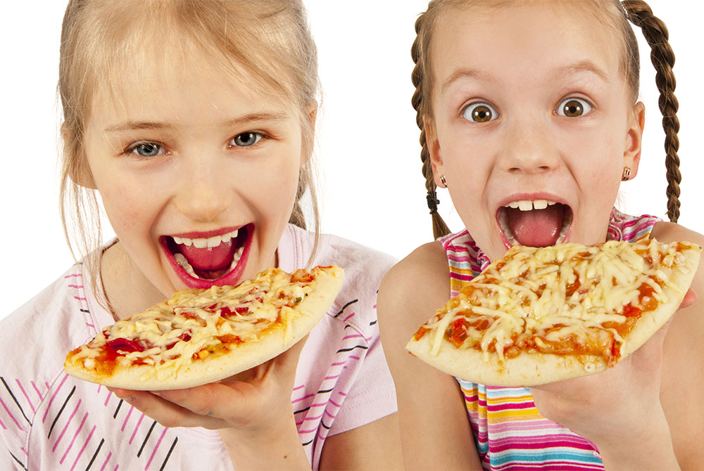Twee olijke meisjes met pizzaslice teaser
