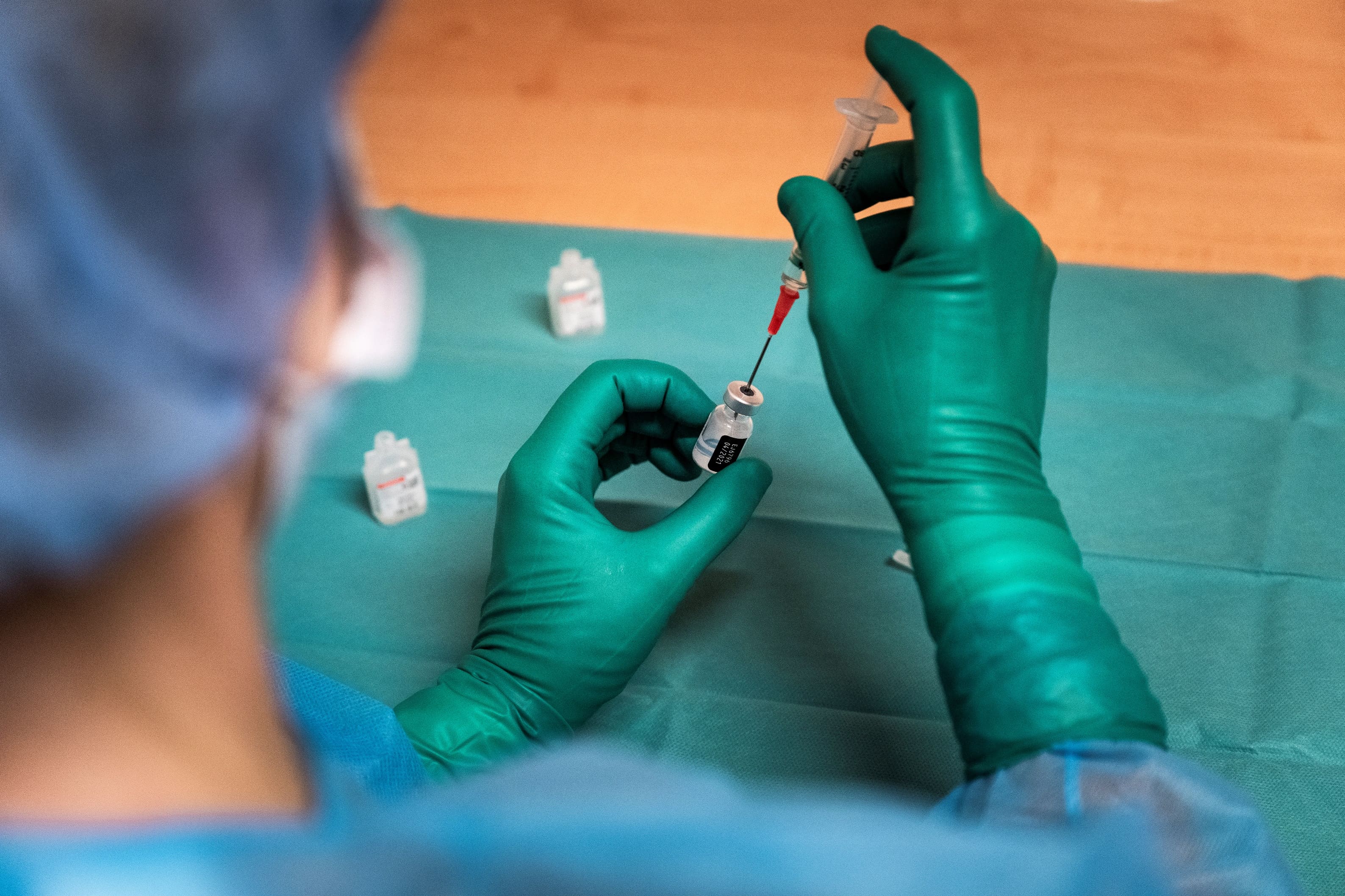arts in beschermende kleding maakt injectie klaar