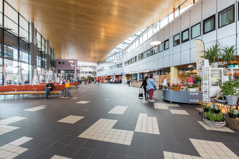 Entree UMCG met bloemenzaak en mensen in de ontvangsthal