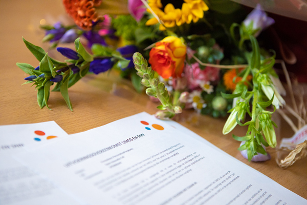 contract met bloemen op achtergrond